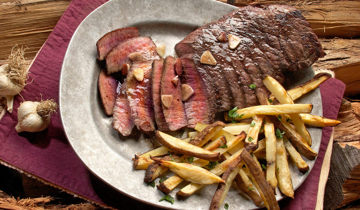 Carne desossada é especialidade do açougue do São Francisco Supermercados
